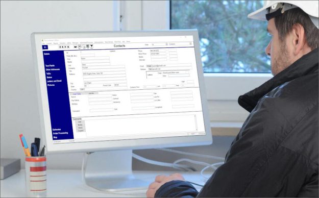 contractor-using-computer-for-priosoft-v7